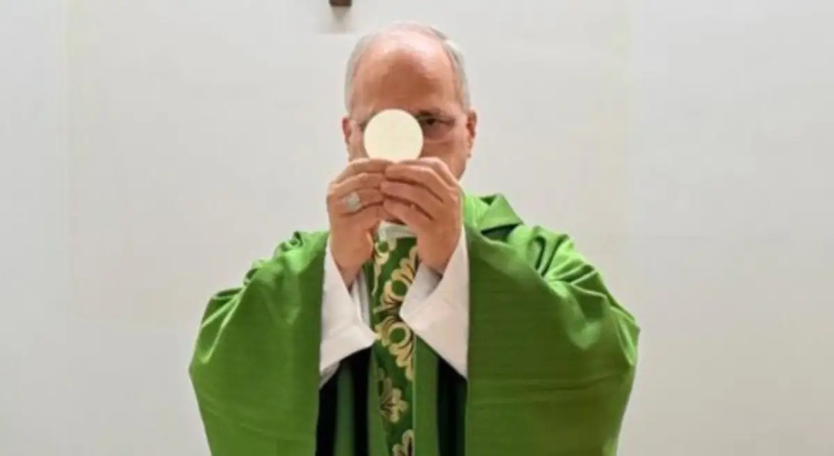Prve fotografije nakon operacije: Papa Lav XIV služio misu u bolnici