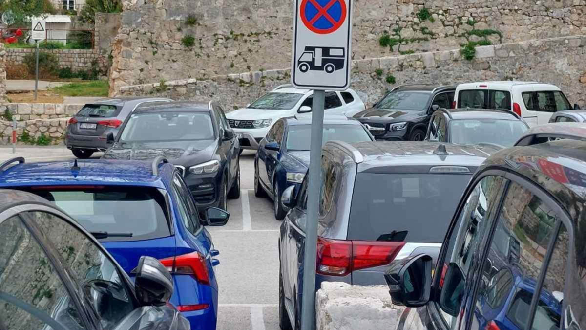 Stigla im paprena kazna za parkiranje godinu nakon ljetovanja, moraju platiti 6.000 KM
